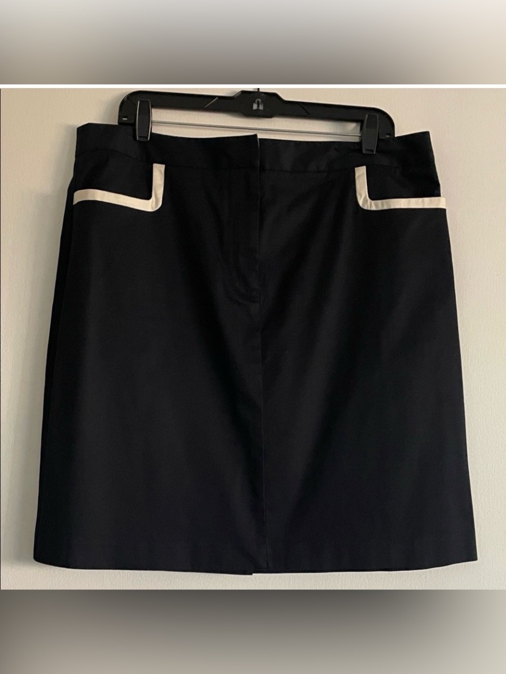 NWT Talbots Women’s Navy Blue Skirt with White Pocket Trim. Size 16